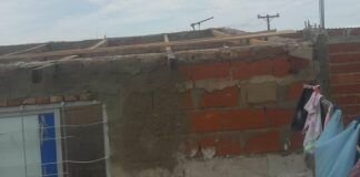 Se le voló el techo con la lluvia y pide ayuda