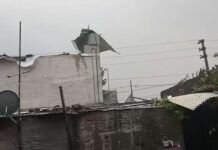 Su techo quedó enganchado en un tanque de agua