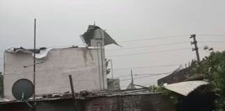 Su techo quedó enganchado en un tanque de agua