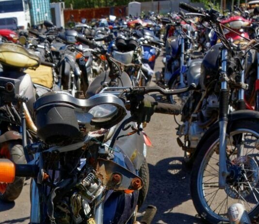 Exhibición y remate de motos fiscales