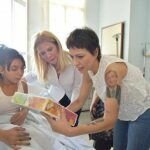 Mayra Mendoza y Verónica Magario en el Hospital de Quilmes