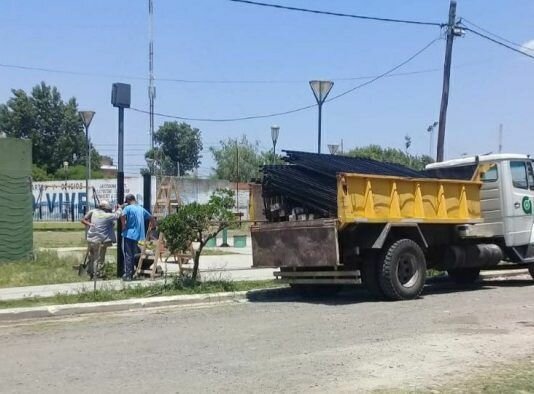 Malestar de vecinos por movimiento municipal en la Plaza Solano