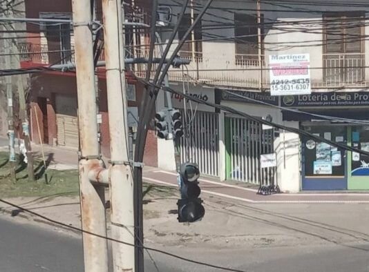 Un peligro: Semáforo de Av San Martín cuelga de un cable