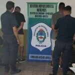 Le robaron hasta la ropa: Terminaron detenidos