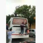 Se colgaron de un micro de la línea 159 para celebrar el año nuevo