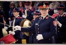 Marcha frente al cuartel de bomberos de Solano