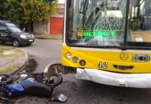 Un colectivo embistió a una moto