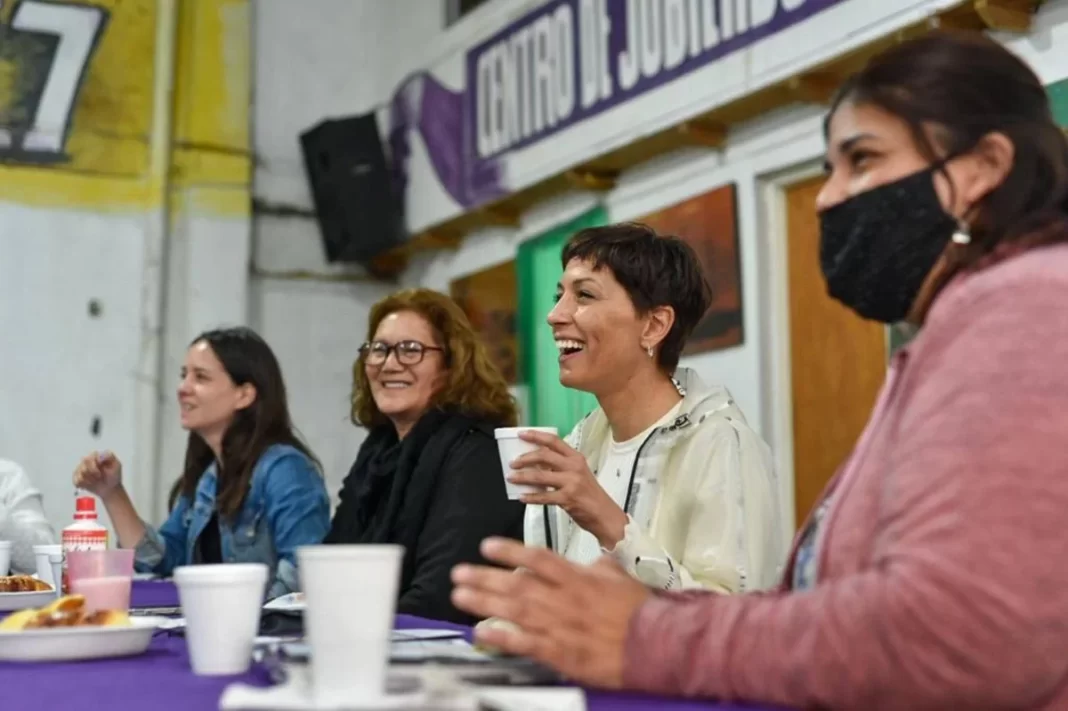 Mayra Mendoza con jubilados de La Florida