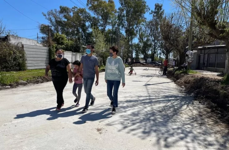MAYRA RECORRIÓ LA OBRA DE VILLA LA FLORIDA: “VAMOS A SEGUIR MEJORANDO LA REALIDAD DE NUESTROS BARRIOS PARA QUE CADA DÍA VIVAMOS MEJOR”