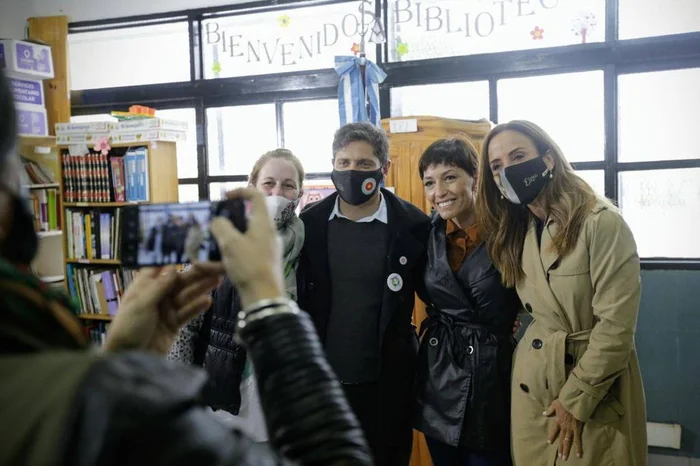 Axel Kicillof visitó la escuela N° 2 de Barrio La Paz