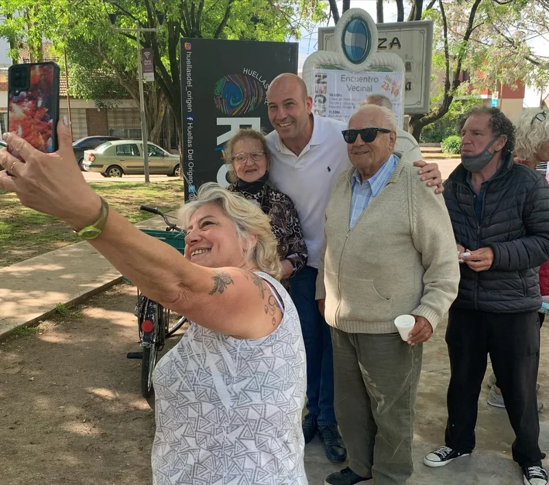 Martiniano Molina junto a vecinos de Villa Armonía