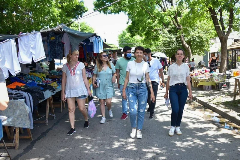 Mayra Mendoza recorrió la feria de Barrio La Paz
