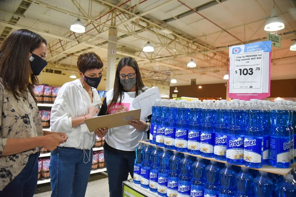 Mayra Mendoza supervisó precios cuidados en el supermercado