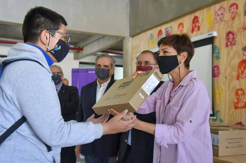 Mayra Mendoza entregó 70 netbooks