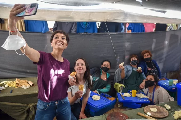 Mayra Mendoza recorrió la Feria de Solano