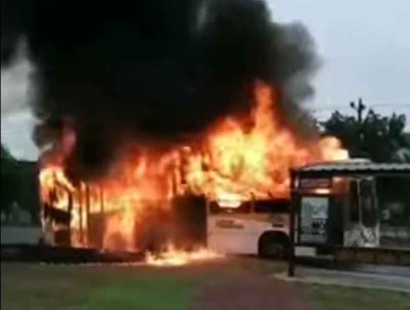Se incendió un colectivo de la línea 148