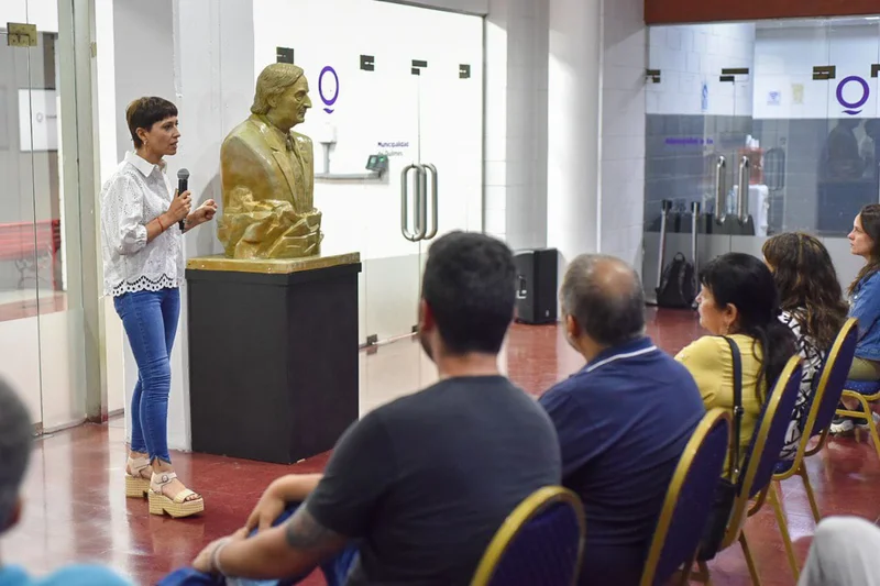 Mayra Mendoza descubrió busto de Néstor Kirchner en la Municipalidad
