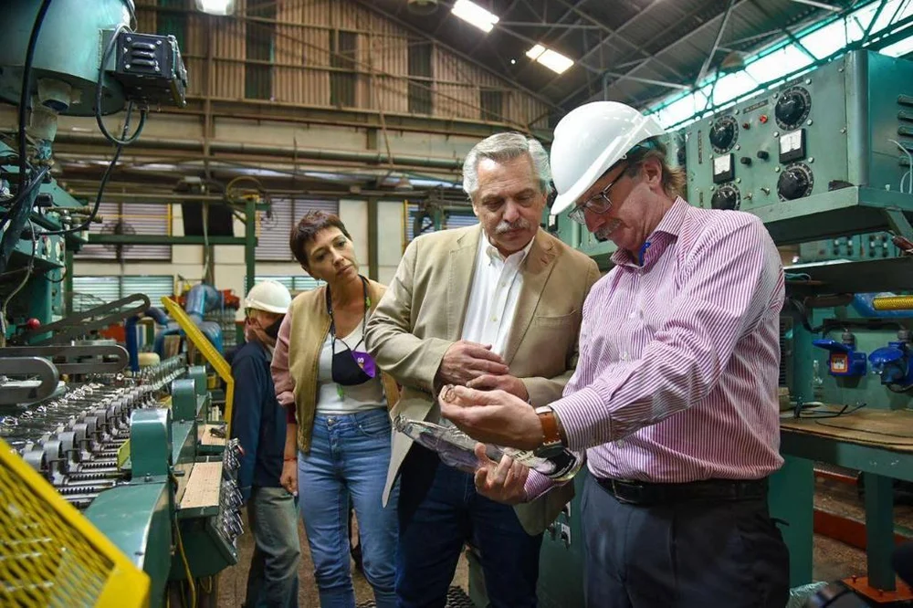 Alberto Fernández visitó la fábrica Cattorini Hnos