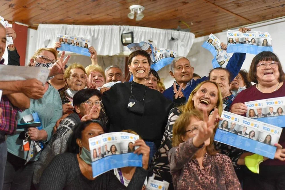 Mayra Mendoza con jubilados de Solano