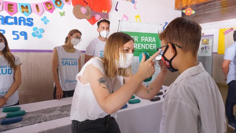 Entrega de lentes a niños de la escuela 59 de Barrio Los Eucaliptus