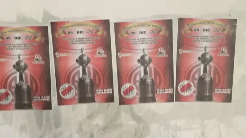 Solano amaneció empapelada con carteles de River