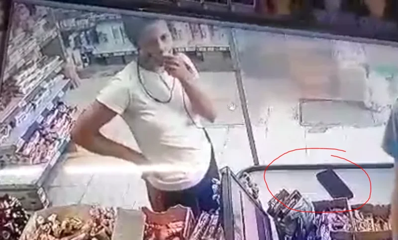 Se descuidó dos segundos y le robaron el celular en el chino de calle 893