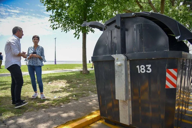 Mayra Mendoza supervisó la colocación de nuevos contenedores