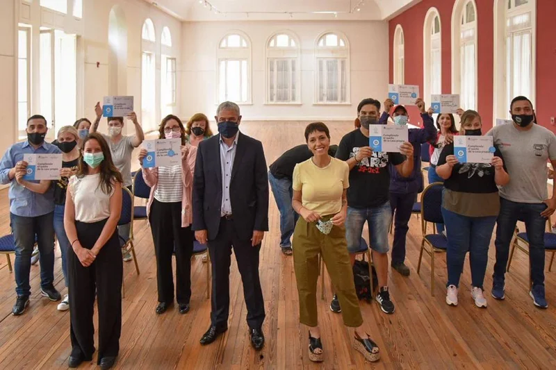 Mayra en la entrega de créditos a tasa cero para 9 familias de Quilmes