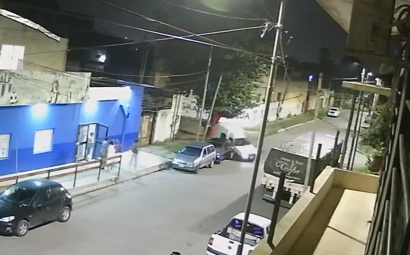Manejaba rápido, perdió el control, chocó y se dió a la fuga