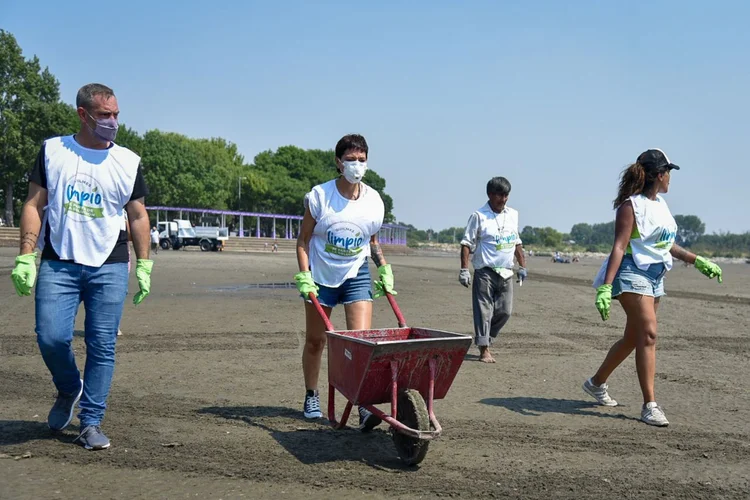 Mayra Mendoza participó del operativo de limpieza en La Ribera