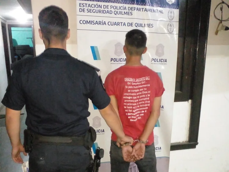 Robaba por Solano y lo identificaron gracias a que se le cayó el carnet de vacunación contra el COVID-19
