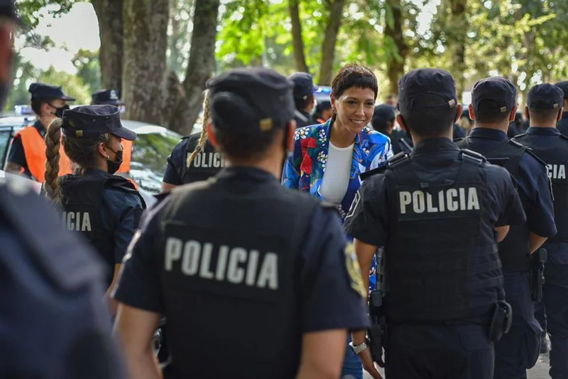 Mayra Mendoza le dió la bienvenida a los nuevos policías