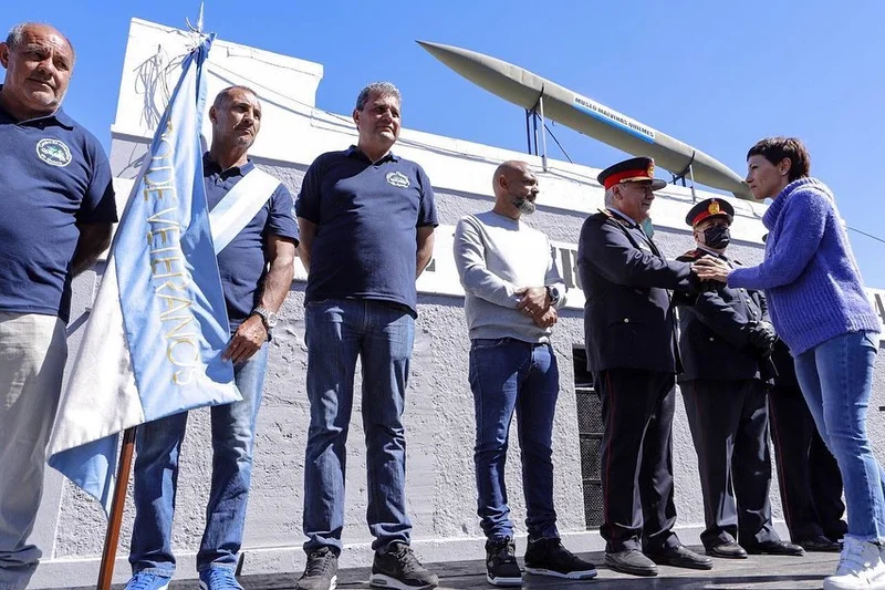 Mayra Mendoza junto a veteranos de Malvinas a 40 años de la guerra