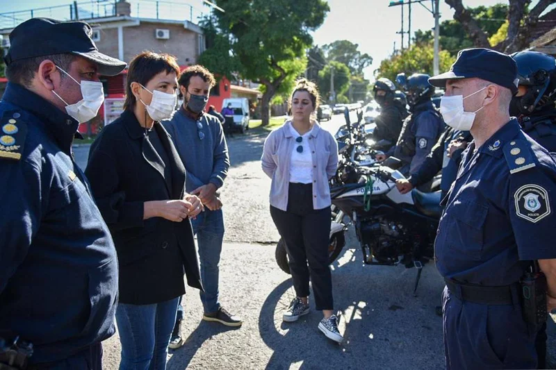 Mayra Mendoza visitó la comisaría 9na de Quilmes oeste