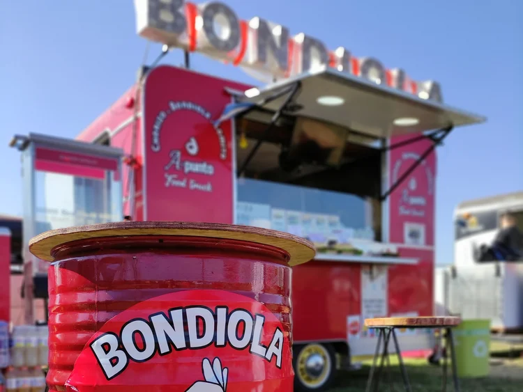 Evento Food Truck en una plaza ubicada cerca de Av. Donato Álvarez