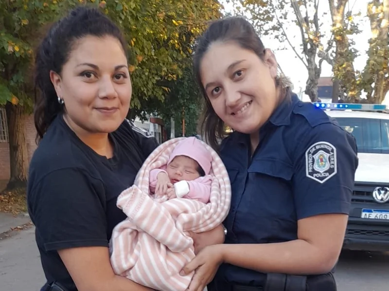 Ángeles azules: policías encontraron a una bebé que fue abandonada