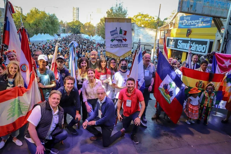 Mayra Mendoza visitó la Feria de las Colectividades de Quilmes
