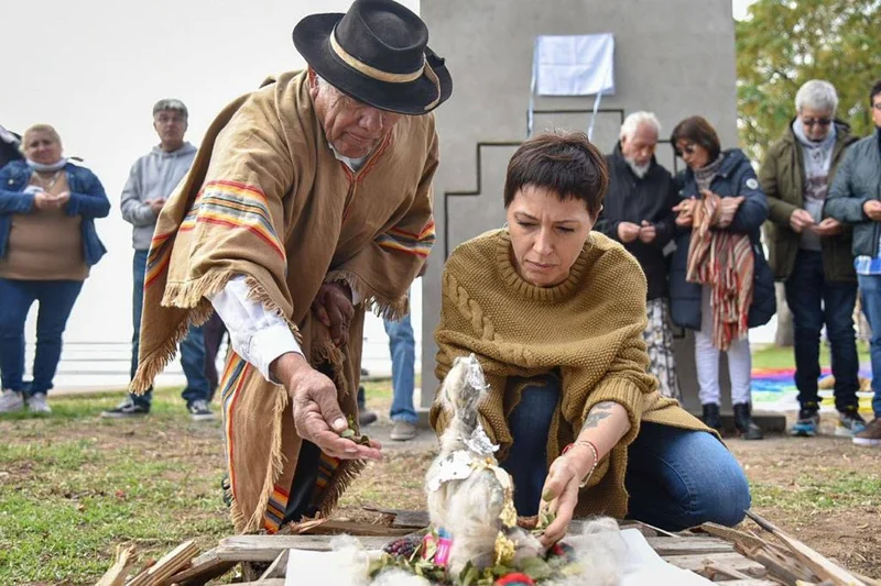 Mayra Mendoza participó del acto de reposición del monumento al indio kilme