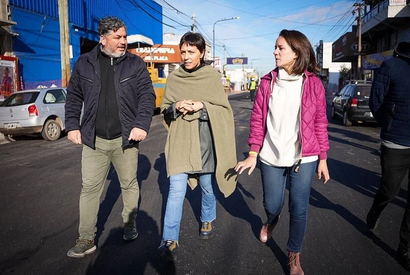Mayra Mendoza recorrió la obra de pavimentación de la avenida 12 de Octubre