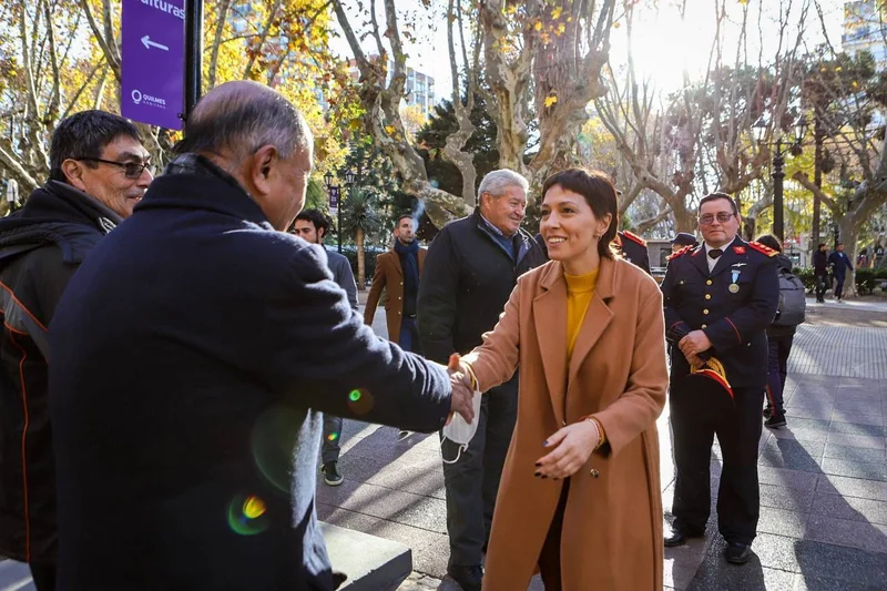 Mayra Mendoza entregó un subsidio a bomberos de Quilmes Mayra Mendoza entregó un subsidio a bomberos de Quilmes