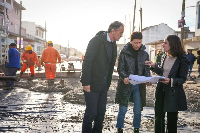 Mayra Mendoza recorrió la obra de pavimentación de avenida San Martín