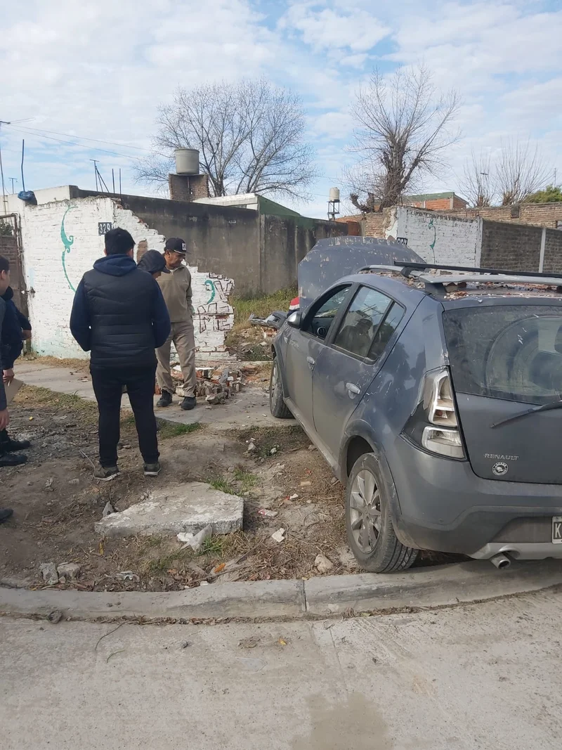 Esquivó una camioneta y terminó adentro de una propiedad
