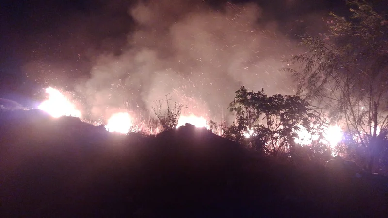 Incendio en los cañaverales de Barrio La Matera