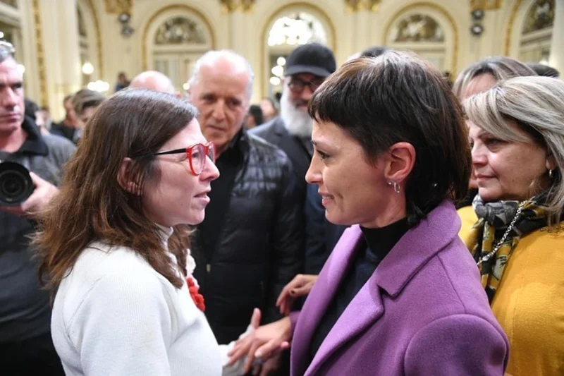 Mayra Mendoza junto a Batakis