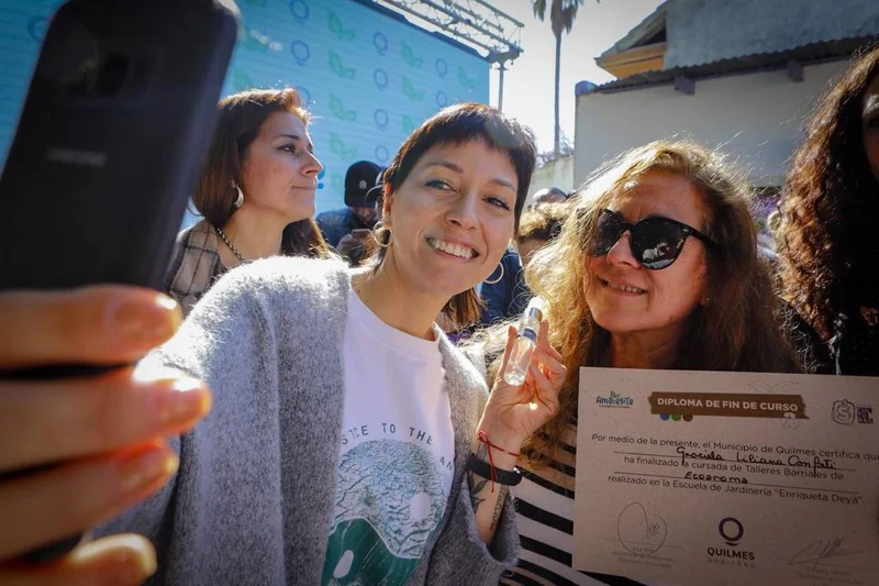 Mayra Mendoza entregó diplomas en la escuela de jardinería municipal