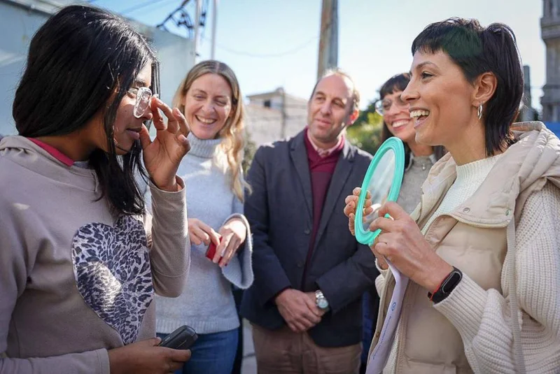Mayra Mendoza encabezó una entrega de lentes