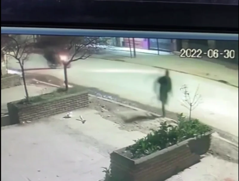 Desesperada corrida de un vecino para escapar de los motochorros en avenida San Martín