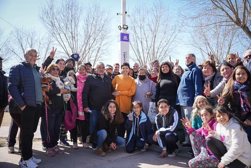 Mayra Mendoza inauguró un tótem de seguridad