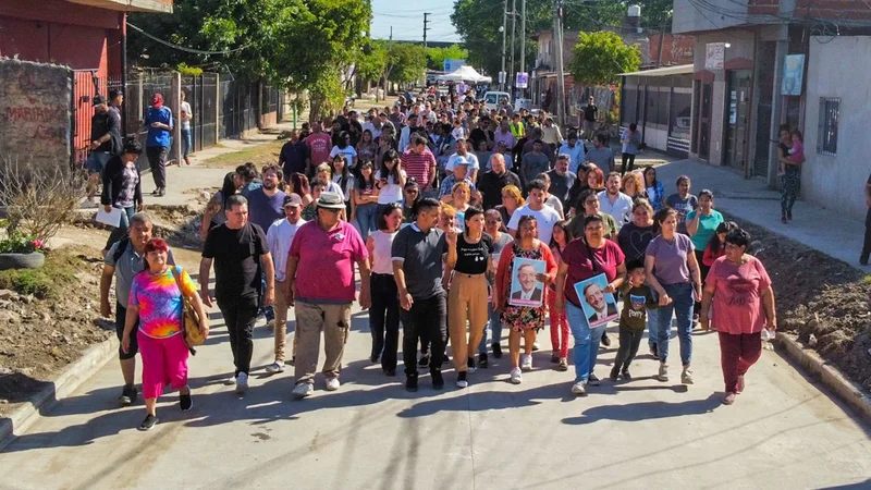 Mayra Mendoza recorrió nuevos asfaltos junto a vecinos Mayra Mendoza recorrió nuevos asfaltos junto a vecinos