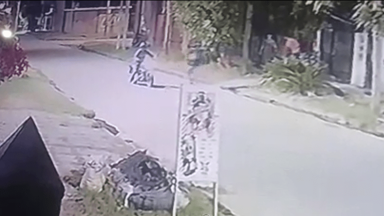 Motochorros asaltaron a una pareja en calle 854